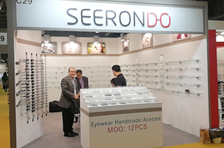 glasses manufacturer